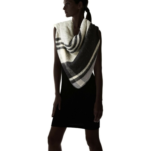 BCBGMAXAZRIA SCARF Reversible wrap - Picture 2 of 6